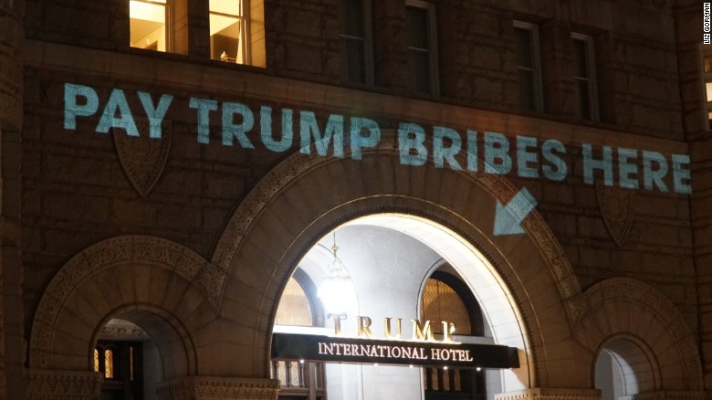 پیامی عجیب و تأمل‌برانگیز بر سردرِ هتل بین‌المللی ترامپ در واشنگتن!+تصویر