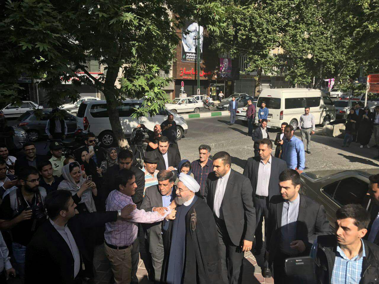 حسن روحانی رای خود را در حسینیه ارشاد به صندوق انداخت+ تصاویر