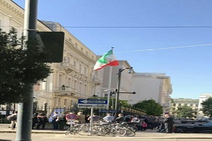 صف طولانی اخذ رای در مقابل سفارت ایران در "وین"