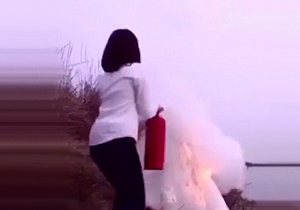 عروسی که خود را جلوی دوربین به آتش کشید