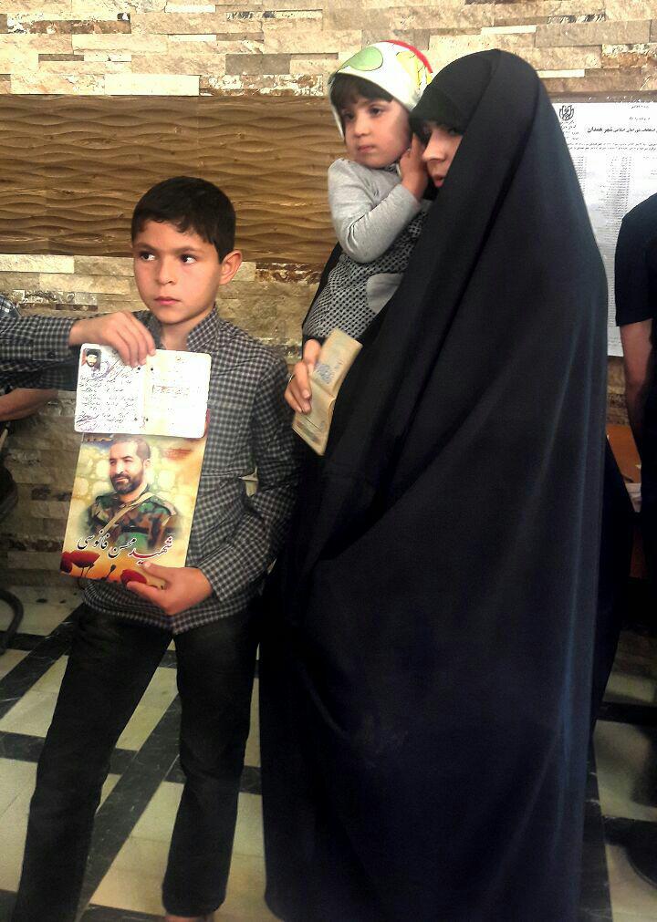 حضور همسرو فرزندان شهید مدافع حرم محسن فانوسی پای صندوق رای