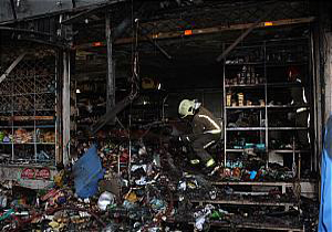 آتش سوزی در فروشگاه بزرگ مواد غذایی در تهرانسر