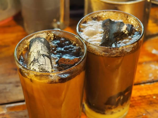 عجیب و غریب ترین قهوه های جهان/ از قهوه بی رنگ تا ذغال سوزان در این نوشیدنی