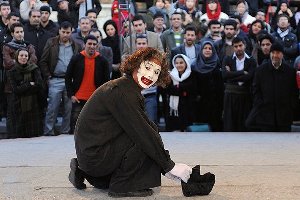 اجرای سه نمایش خیابانی در محوطه مجموعه تئاتر شهر