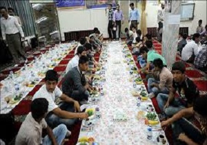 میزبانی از روزه داران بابرپایی سفرهای ساده افطاری در بقاع متبرکه کردستان