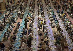 پذیرایی از ۱۷۰ هزار زائر در بزرگترین سفره افطاری جهان اسلام