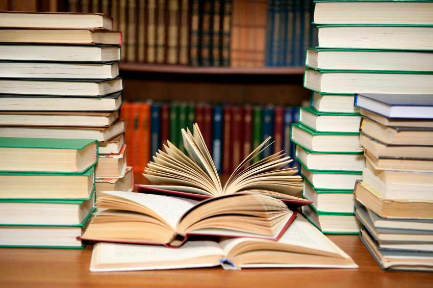 اهداء بیش از ۷ هزار کتاب به کتابخانه های عمومی همدان