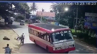 تصادف وحشتناک اتوبوس با موتور / راننده اتوبوس بدون توجه به حادثه فرار می کند + فیلم