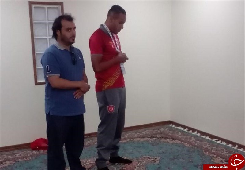 اقامه نماز اول وقت توسط بازیکنان لخویا