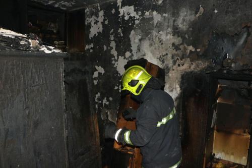 مهار آتش سوزی منزل مسکونی و نجات 17 نفر از ساکنان