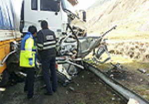برخورد دو کامیون و مرگ یکی از راننده ها