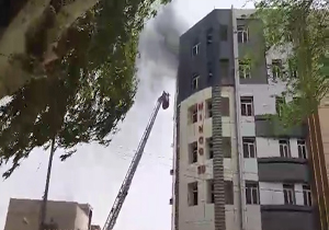 آتش‌سوزی آپارتمان در اهواز/ تلاش مأموران آتش‌نشانی برای اطفاء حریق + فیلم