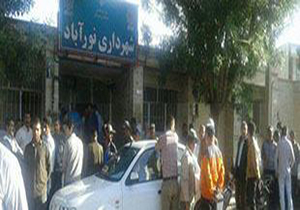 تجمع کارگران شهرداری نورآباد به خاطر پرداخت نشدن حقوق