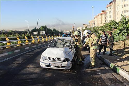 واژگونی خودرو سواری در بزرگراه غرب تهران