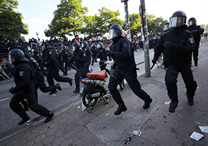 درگیری پلیس و معترضان به برگزاری نشست سران گروه بیست در آلمان + فیلم