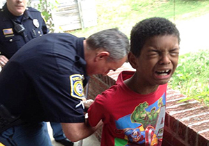 دستبند زدن پلیس آمریکا به پسربچه ۹ ساله + فیلم