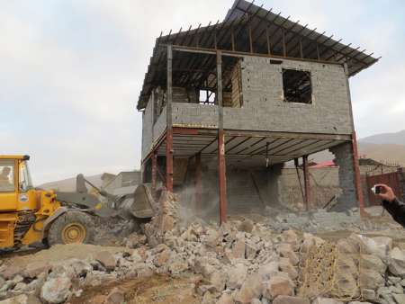 تخریب ساخت و سازهای غیر قانونی در حاشیه سد شهرچایی