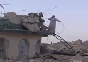 اذان گفتن موذن عراقی بر ویرانه‌های مسجدی در موصل + فیلم