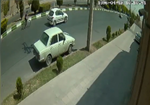 عاقبت تک چرخ زدن دوچرخه‌سوار یزدی در وسط خیابان + فیلم