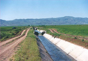 احداث کانال های آبیاری بتنی در بهمئی