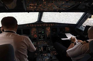 فرود معجزه‌آسای هواپیمای مسافربری در استانبول+عکس