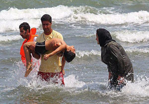نجات ۱۲ نفر در سواحل مازندران