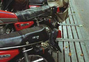 راکب موتور سیکلت قاچاق در دام قانون