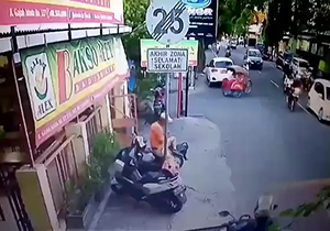 شاخ به شاخ موتورسیکلت با یک خودرو + فیلم