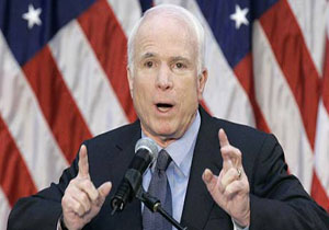 سناتور مک‌کین به رغم بیماری سرطان، در جلسه کنگره آمریکا درباره تحریم ایران شرکت می‌کند