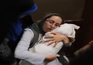 لالایی خواندن مادر بنیتا در مراسم خاکسپاری دخترش + فیلم