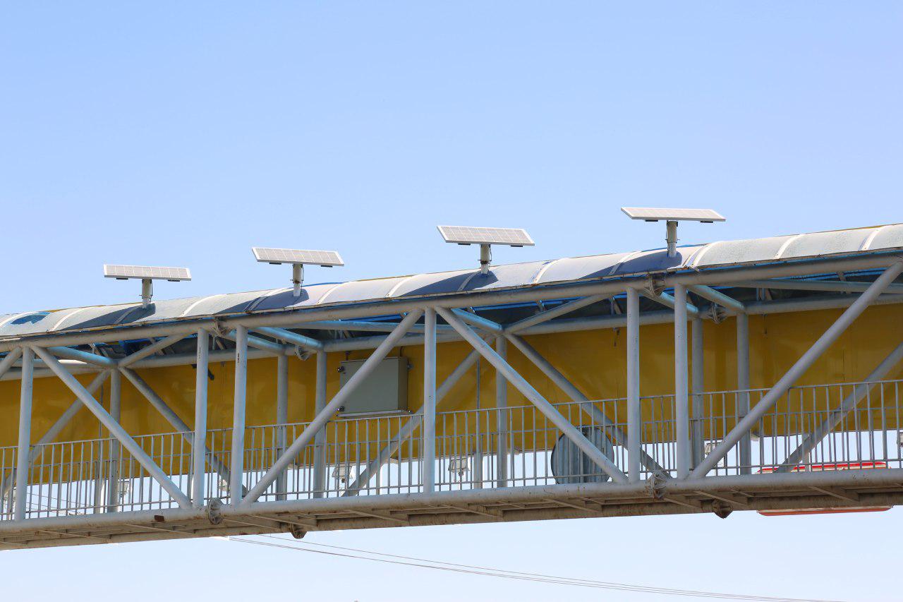 جایگزینی انرژی خورشیدی به جای برق در روشنایی تابلو تبلیغاتی پل عابر پیاده