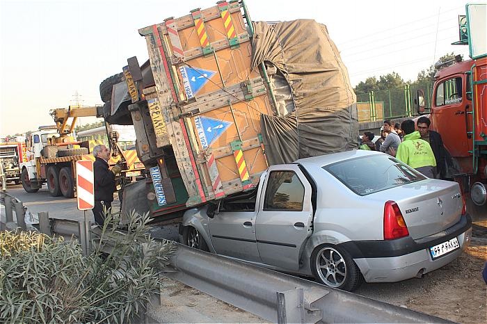 واژگونی کامیون روی دو خودرو در همدان