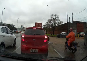 عاقبت حرکت موتورسیکلت در حاشیه خیابان + فیلم