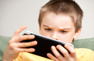 خطر پنهان برای کودکانی که موبایل دارند