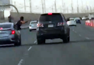 حادثه هنگام درگیری جوانان با خودرو در اتوبان‌های عربستان + فیلم
