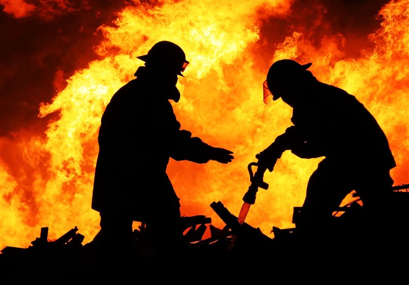 انبار سوسیس و کالباس در آتش سوخت/ حریق گسترده در سوله 400 متری حکیمیه