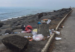چهره زشت زباله‌ها در ساحل زیبای چابکسر + فیلم