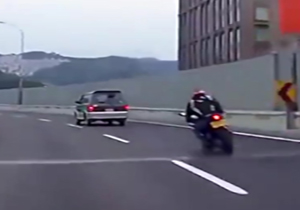 مرگ دردناک موتورسوار پس از برخورد با دیوار کنار جاده + فیلم