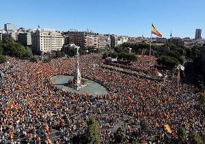 تظاهرات گسترده در بارسلون و مادرید در حمایت از تمامیت ارضی اسپانیا+ تصاویر