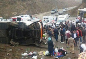 31 مصدوم در واژگونی اتوبوس گردشگران اصفهانی در آستارا