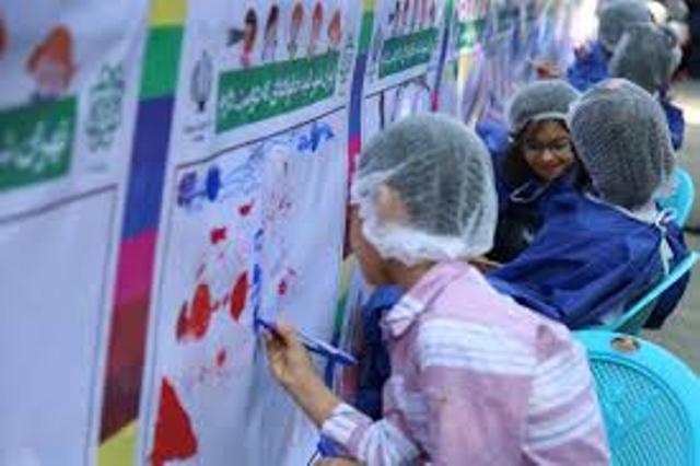 برپایی ایستگاهی برای نقاشی کودکان کار