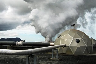 استخراج بخار آب از عمق ۵ هزار متری زمین + فیلم