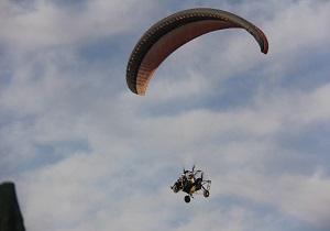آغازجشنواره پاییزه ورزش های هوایی در یزد
