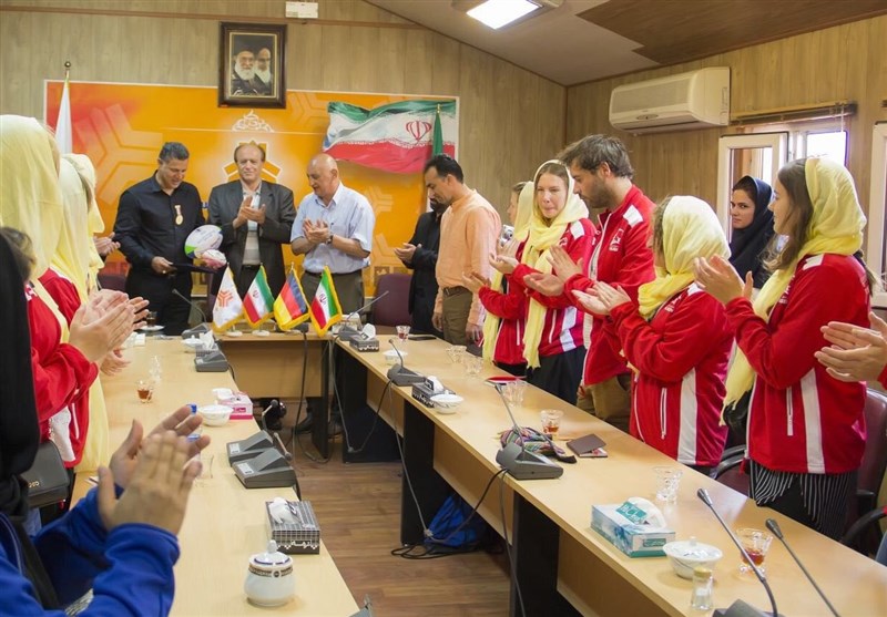 دیدار اعضای تیم ملی راگبی بانوان آلمان با اسطوره فوتبال ایران