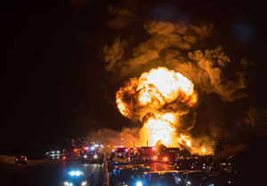 انفجار و آتش‌گرفتن چند خودرو در بزرگراهی در کانادا
