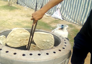 پخت نان نذری در مسیر پیاده‌روی اربعین + فیلم