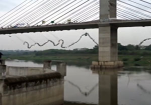 پرش همزمان ۲۴۵ بانجی جامپر از روی پل + فیلم