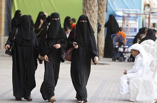 لباس مخصوص زنان سعودی برای تماشای مسابقات ورزشی!+تصاویر