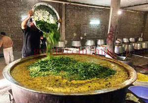 طبخ و توزیع غذای نذری مردم شیراز در کرمانشاه