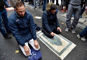 فرانسه نماز خواندن مسلمانان در خیابان را ممنوع کرد